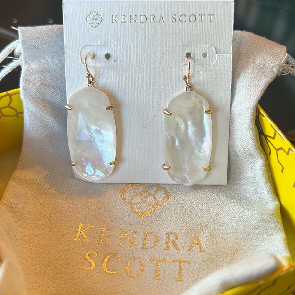 Beautiful Kendra Scott Esme Earrings Gold/Ivory Mother-Of-Pearl